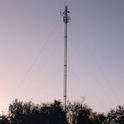 Ein Funkmast wie ein Zelt