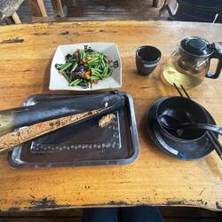 Mittagessen: sticky Bambusreis (gedämpft im Bambusrohr)