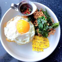 Gehacktes Schweinefleisch mit "heiligem" Basilikum und Reis - Pad Krapao