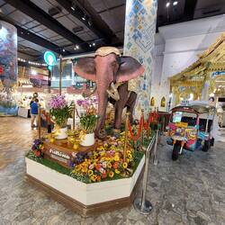 Das soll einen weißen Elefanten darstellen. Diese Albinos zeigen aber eher eine rosafarbene Haut.