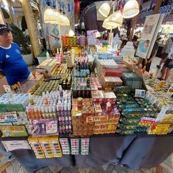 Bunte Vielfalt von Salben und Zubereitungen für Atemwege und Haut