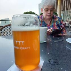 Dazu ein sehr hopfenlastiges Bier