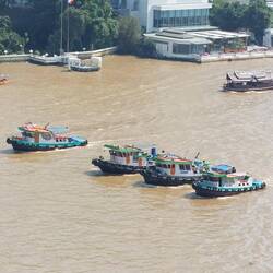 Dazwischen ein Hotelboot evtl vom Oriental Hotel