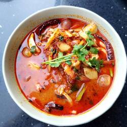 Recht scharfe Suppe mit Meeresfrüchten - Tom Yam Taleh