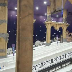 Eis-Rutschen für Kinder. Es wird auf aufgeblasen Gummiringen geschlittert.