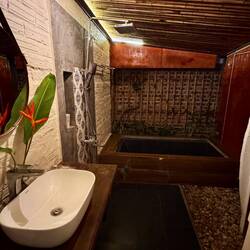 Gemütliches Bad mit Badewanne