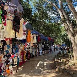 Unzählige Nachfahren der Mayas wollen unzählige Touristen mit unzähligen Souvenirs beglücken.