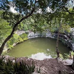 eines Tauchbaggers tausende Schätze, wie Gold-&Jade-Objekte, Keramiken und menschliche Knochen raus.