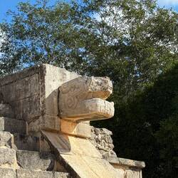 "Schauspiel der gefiederten Schlange“20./21. März und 22./23.September schlängeln sich Lichtschatten