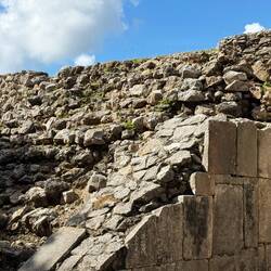Hier ist gut die Konstruktion zu sehen. Eine Steinhügel mit Steinplatten als Verkleidung.