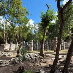 Irgendwann kamen Säulen in Mode. Vor allem für große Hallen genutzt.