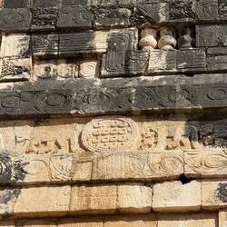 Rundes Ding = Muschel = teuer = Reichtum | Jaguar=Kraft&Macht