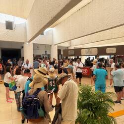 Man(n) ist nie alleine 😅. Bis zu 50.000 Touristen pro Tag besuchen Chichen Itza.