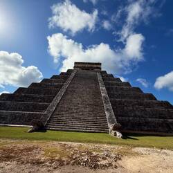 Der Tempel wurde über einer Canote (Kalksteinhöhle) gebaut. Canote = Höhle mit Wasser = Leben!