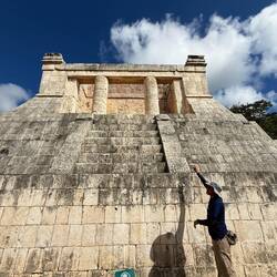 Tribüne der für die VIP's! ...für die, die noch einen Kopf hatten... Arun erklärt den Lauf des Leben