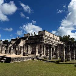 Könnte auch von den Römern, Griechen oder Ägyptern sein. Die sind sich aber nie begegnet. Mysterium!