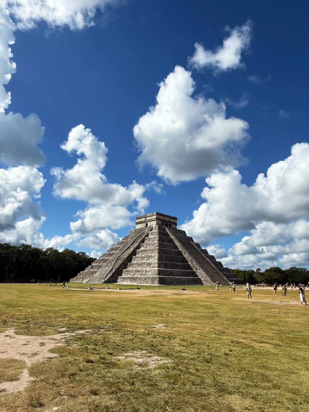 Pyramide des Kukulcán! Von den Conquistadores "El Castillo" genannt. ca. 30 m hoch und einst Tempel