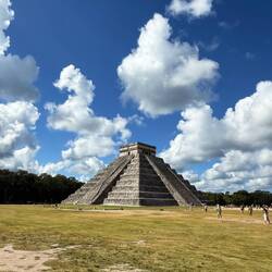 Pyramide des Kukulcán! Von den Conquistadores "El Castillo" genannt. ca. 30 m hoch und einst Tempel