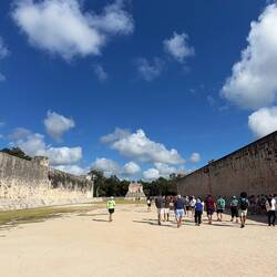Hier fanden die Ballspiele der Maya statt. Ob Rugby, Handball oder Fussball ist ungeklärt.