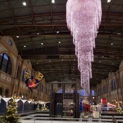 In Zurich Bahnhoff Christmas Market, the mascot "angel" is huge, the chandelier is huger.