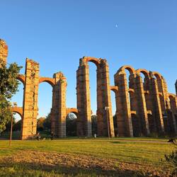 Aquädukt „Los Milagros“ ein römisches Bauwerk aus dem 1. Jahrhundert (23m hoch und 10km lang)