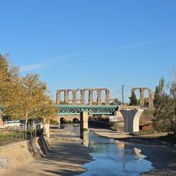 Im Hintergrund das Aquädukt „Los Milagros“ (Das Wunder)