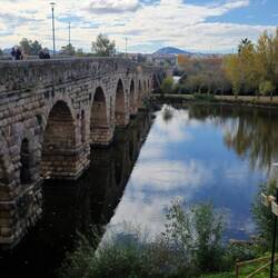 Fluss Guadiana ist eine der längsten erhaltenen römischen Brücken der Welt (721m mit 62 Bögen)