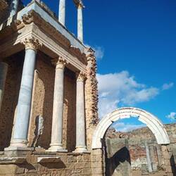 Bogen aus weißem Marmor