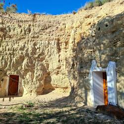 Cuevas ! Maisons troglodytes ! Il y en a plein ici et il s'en vend/achète beaucoup !