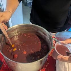 Colada morada ein traditionelles Getränk mit violettem Mais als Basis mit Zimt, Nelken und Früchten.