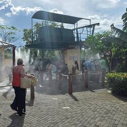 Vor der Fahrt mit der Seilbahn konnte man sich mit kühlem Waserdampf erfrischen