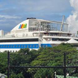 Die AIDA vom Hafengelände aus