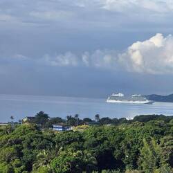 Hinten der andere Kreuzfahrthafen auf Roatan, Coxen Hole