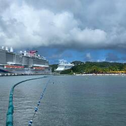 Hinten liegt die AIDA