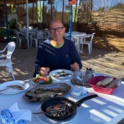 ... werden für uns gegrillt und zusammen mit Salat und Brot und Tee serviert - war lecker!