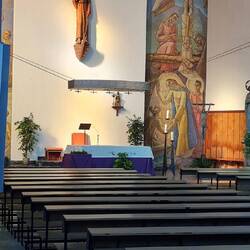 Geschlossene Kirche durch das Fenster fotografiert