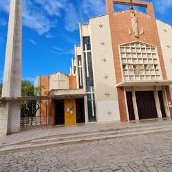 Kirche mit separatem Kirchturm