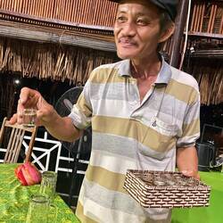 Der Abend wird mit Reisschnaps abgeschlossen