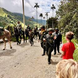 Sehr freundliche Policía Nacional in voller Montur