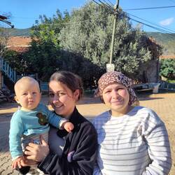 Noé avec Hatice et Hatice