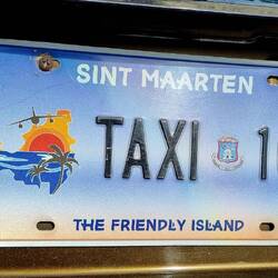 Sogar auf deren Nummernschild ist ein Flugzeug