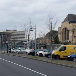 Links adesso, rechts der Bahnhof