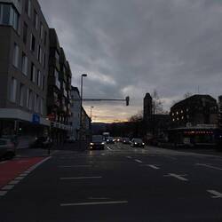 Auf dem Weg zur Arbeit geht erst die Sonne auf