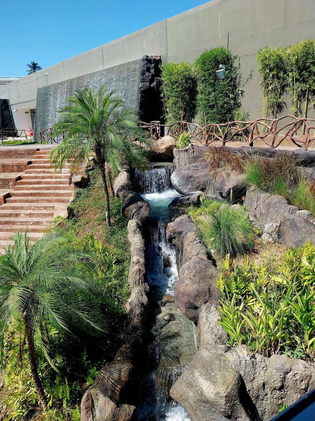 Wasserfall beim Einkaufszentrum