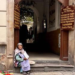 Sie verkauft Blumen frisch aus dem Garten...