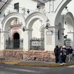 Nebenjob für Studenten: als Zebra am Zebrasgreifen die Autos zum Anhalten zu bringen... 🦓