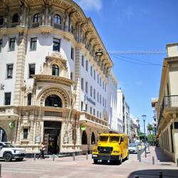 Geldtransporter im Bankenviertel