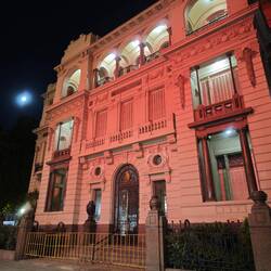 ...die Nacht deckt viele Wunden der geschundenen Fassaden zu