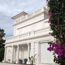 Tolle Villen entlang der Promenade in Sitges.