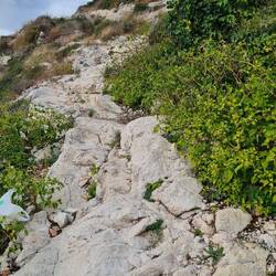 Oben ein Teil der Burg. Vor und der Weg